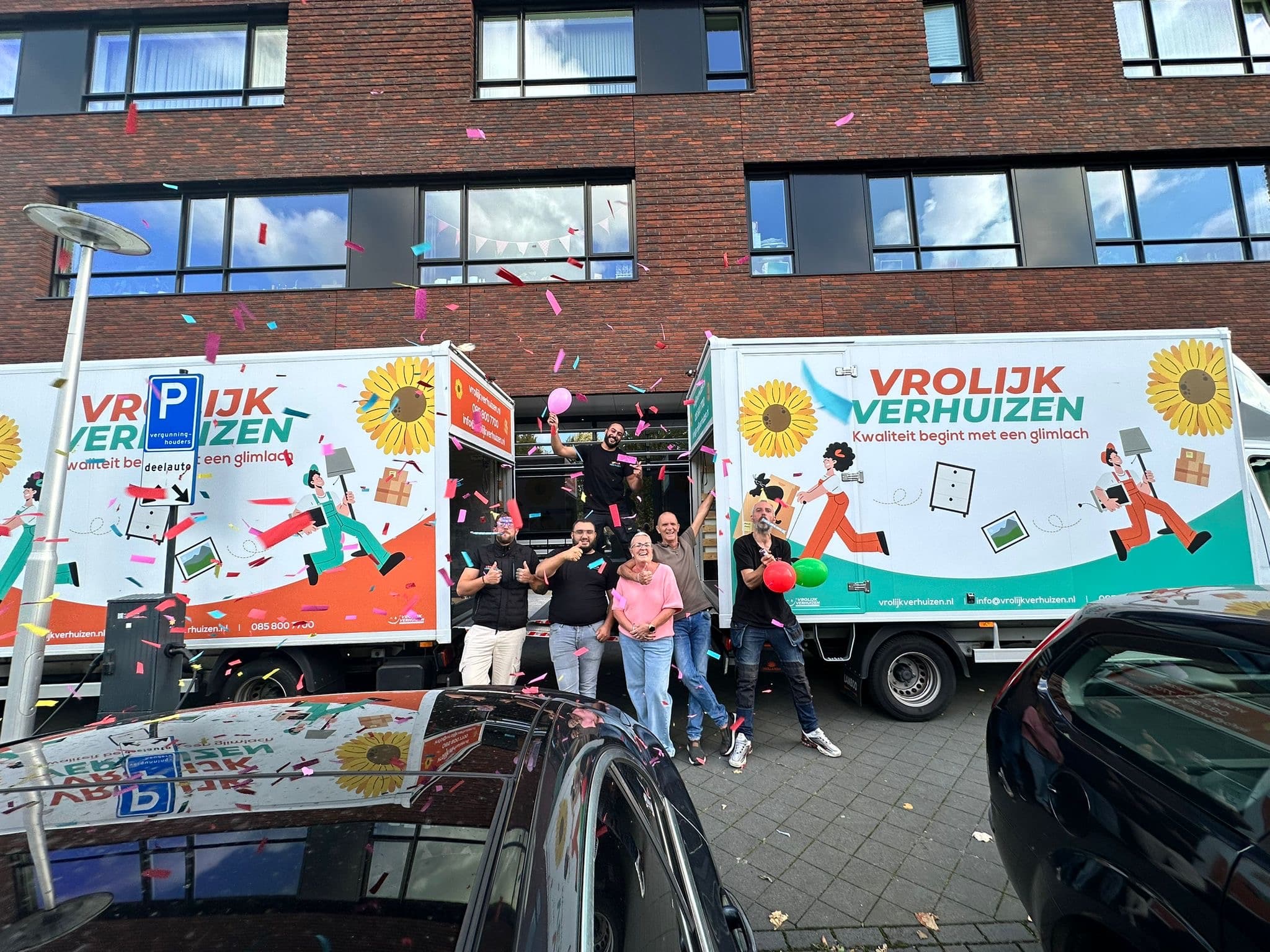 Vrolijk Verhuizen team viert een geslaagde verhuizing met confetti