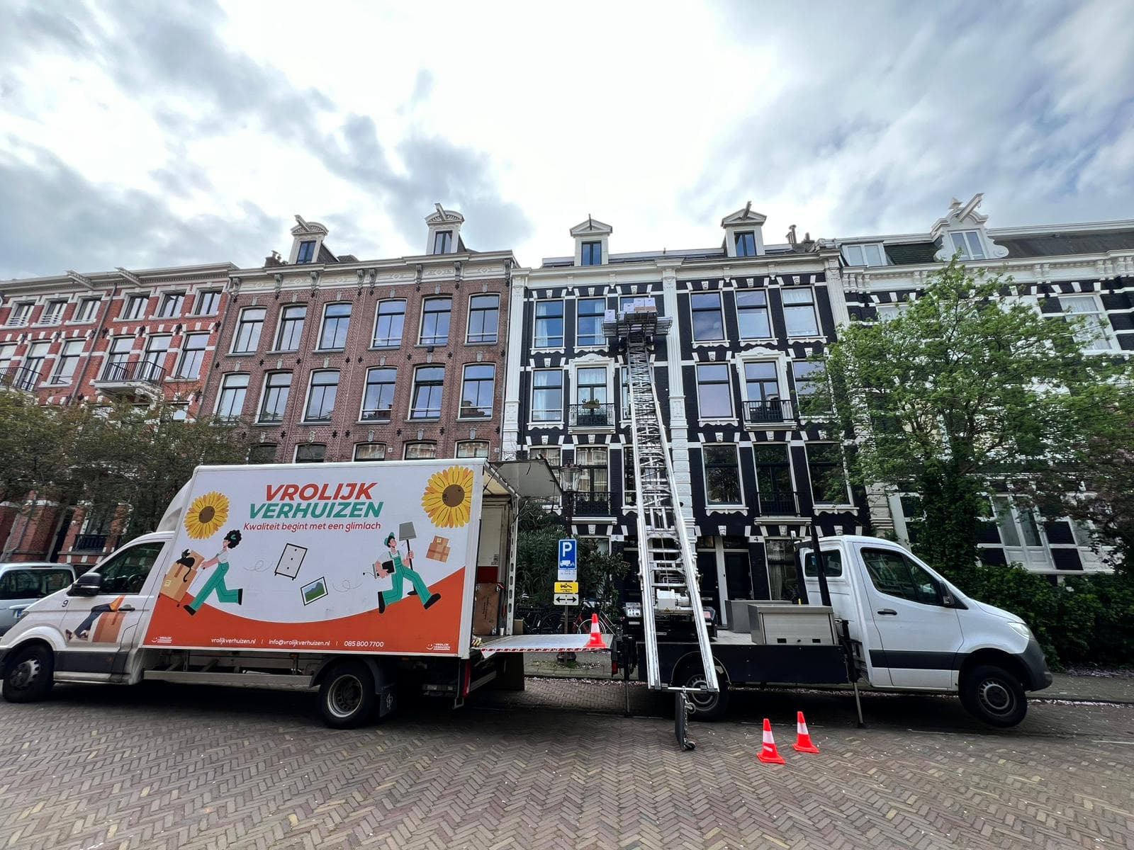 Verhuislift bij een Amsterdams grachtenpand