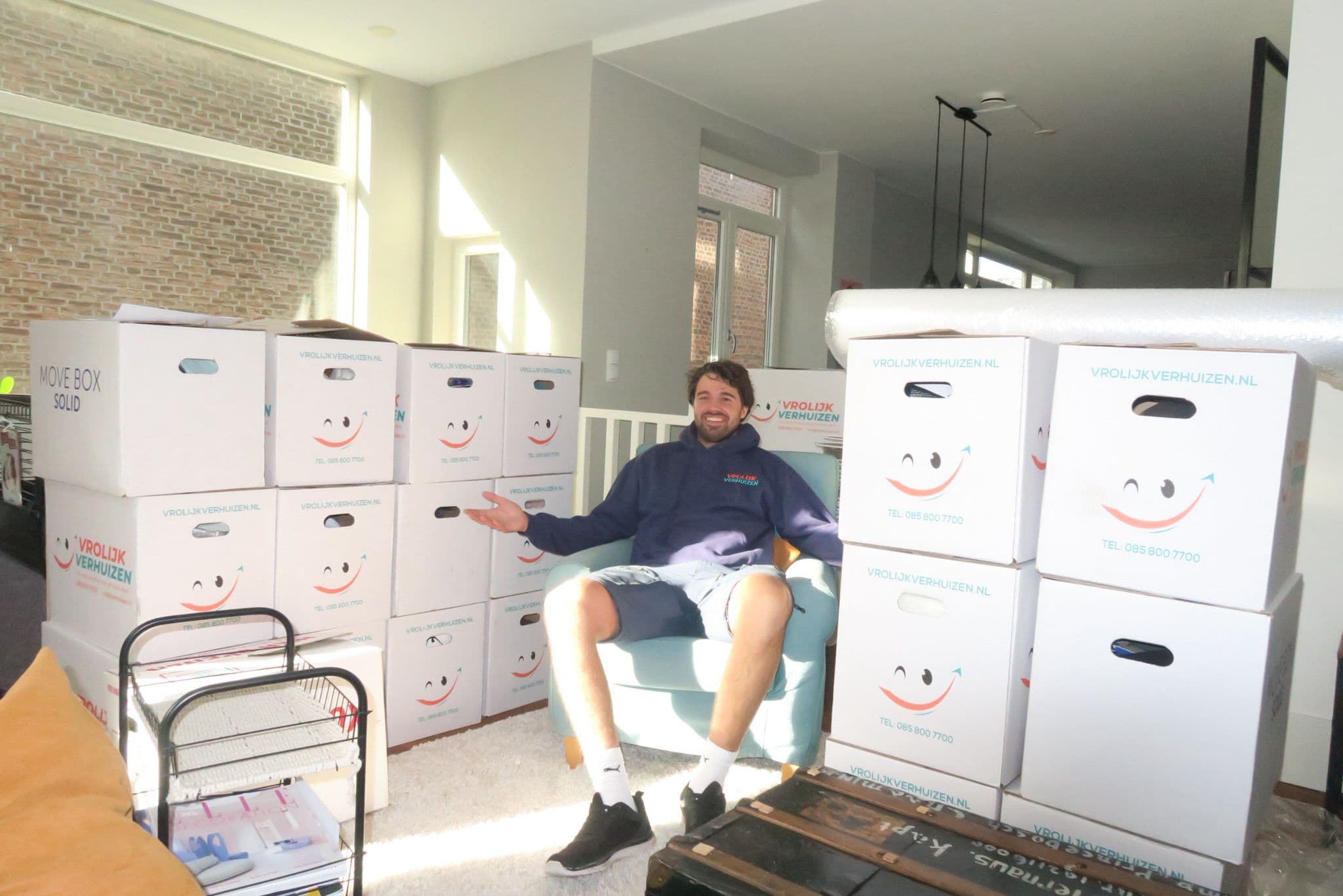 Verhuizer van Vrolijk Verhuizen tussen de verhuisdozen