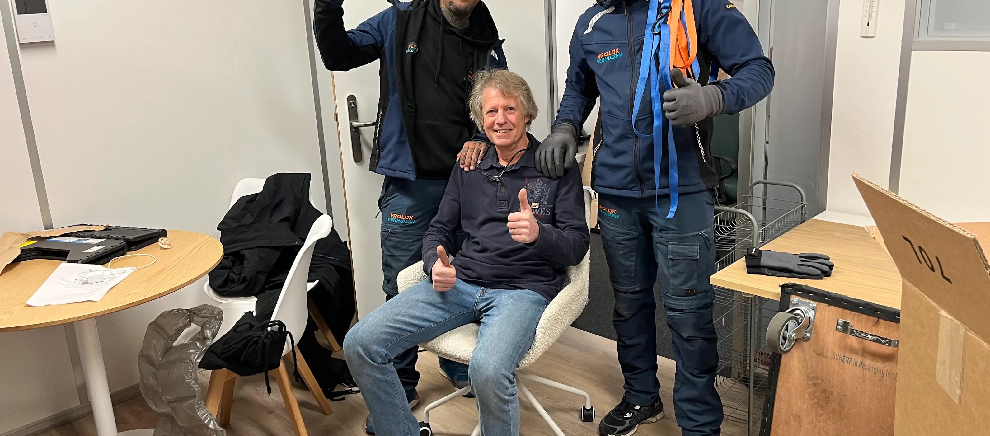 Vrolijk Verhuizen crew member helping a customer personally