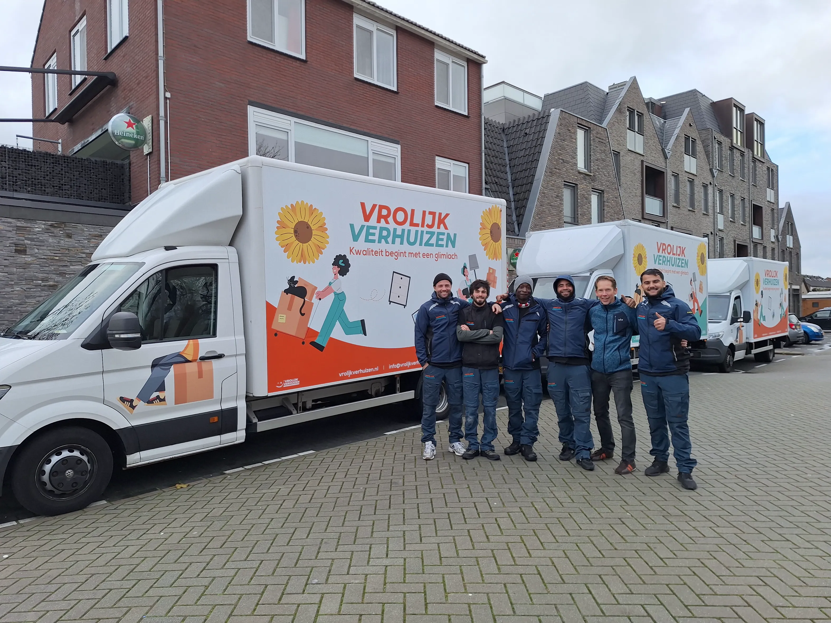 Vrolijk Verhuizen team bij de bussen in Rijswijk