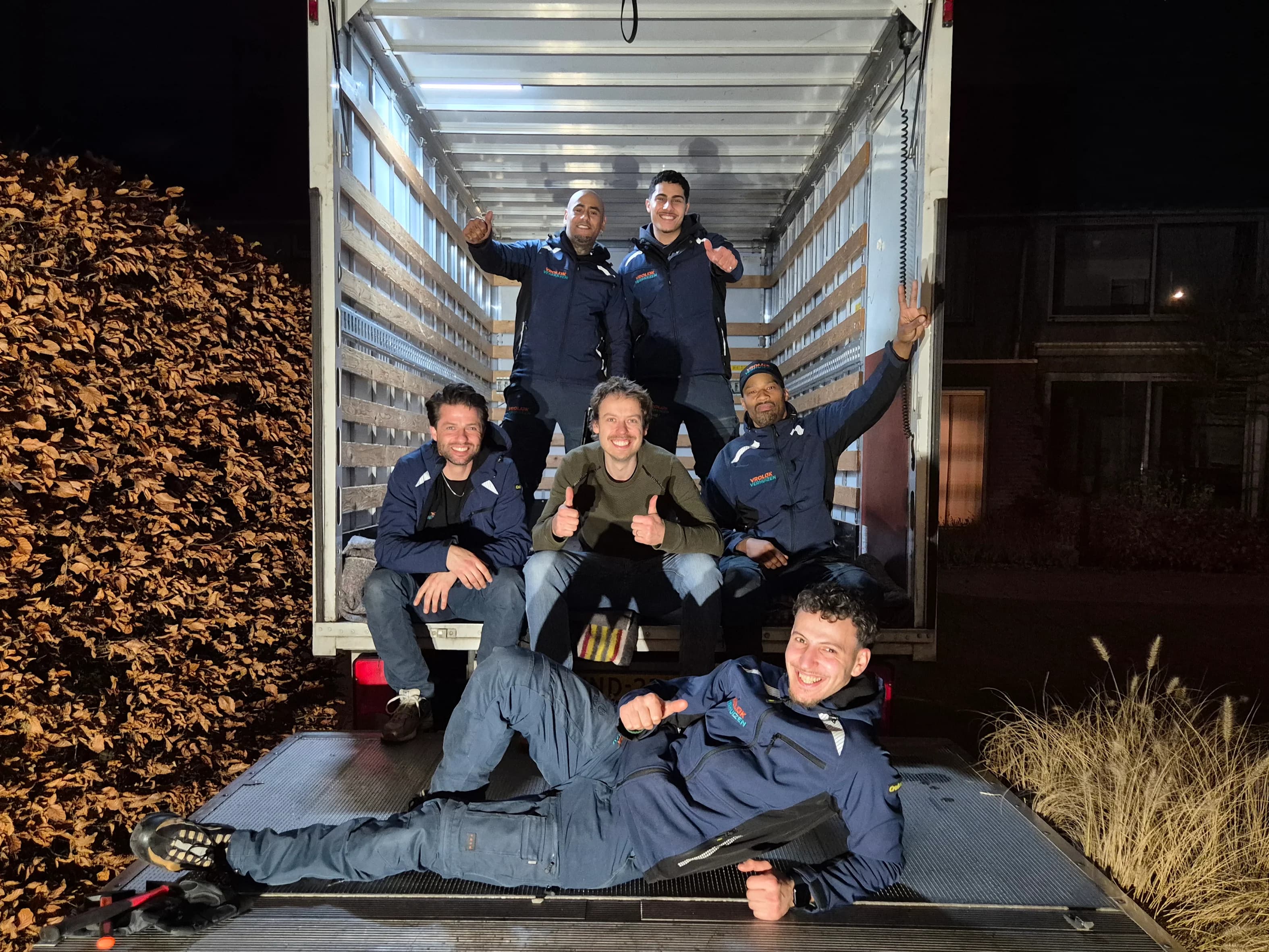 Vrolijk Verhuizen team with a satisfied customer next to the van