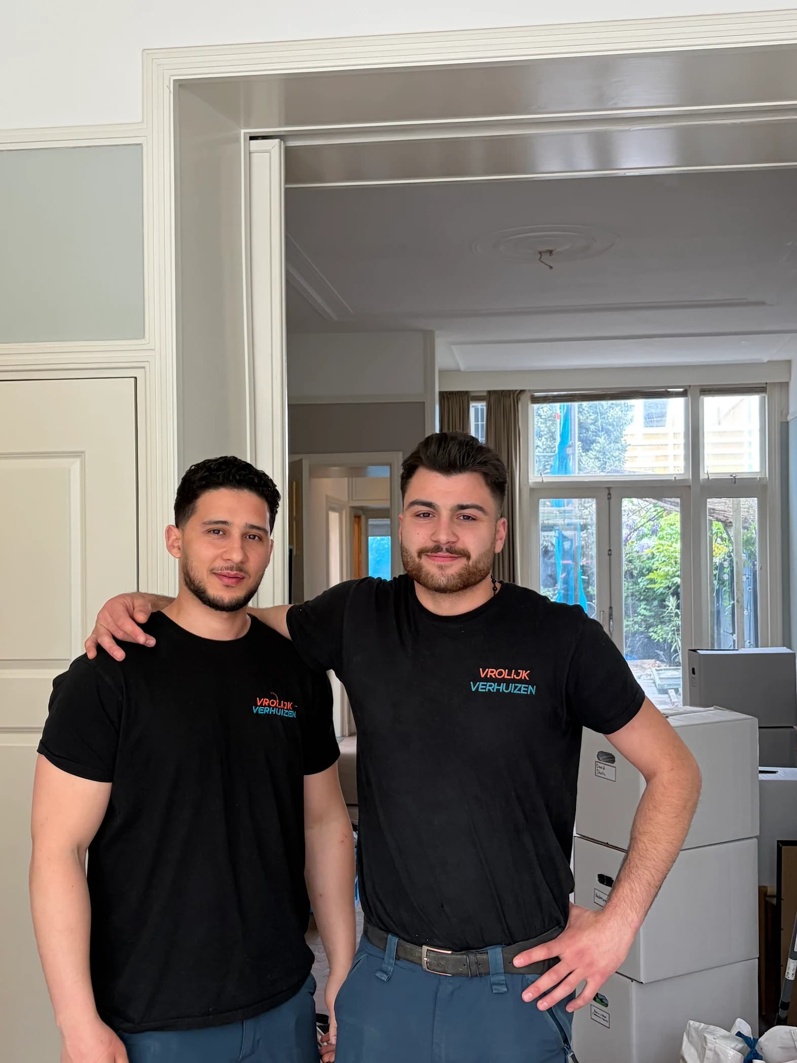 Twee Vrolijk Verhuizen crewleden in een woning in Schiedam