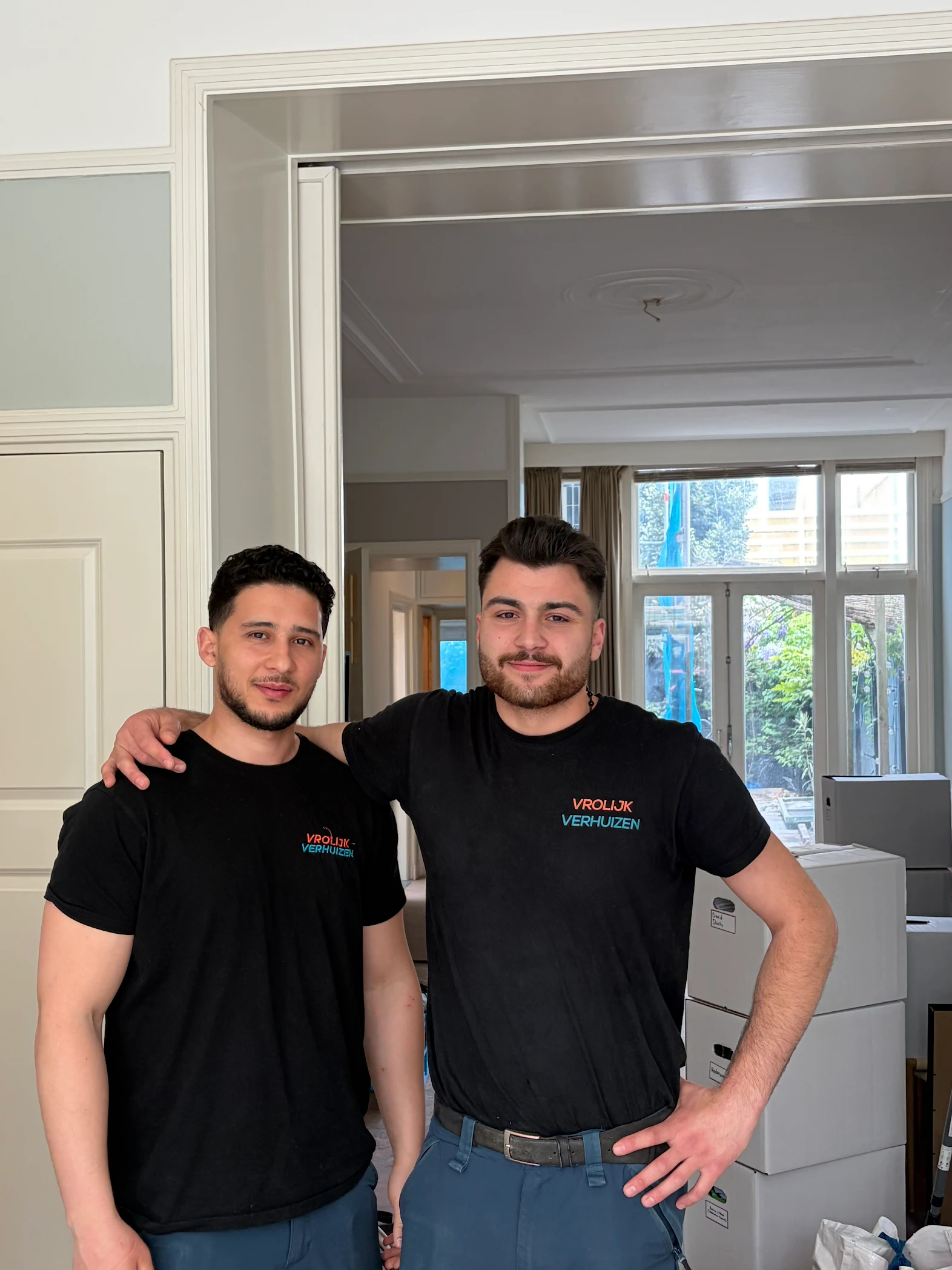 Two Vrolijk Verhuizen crew members with an arm around the shoulder during a move