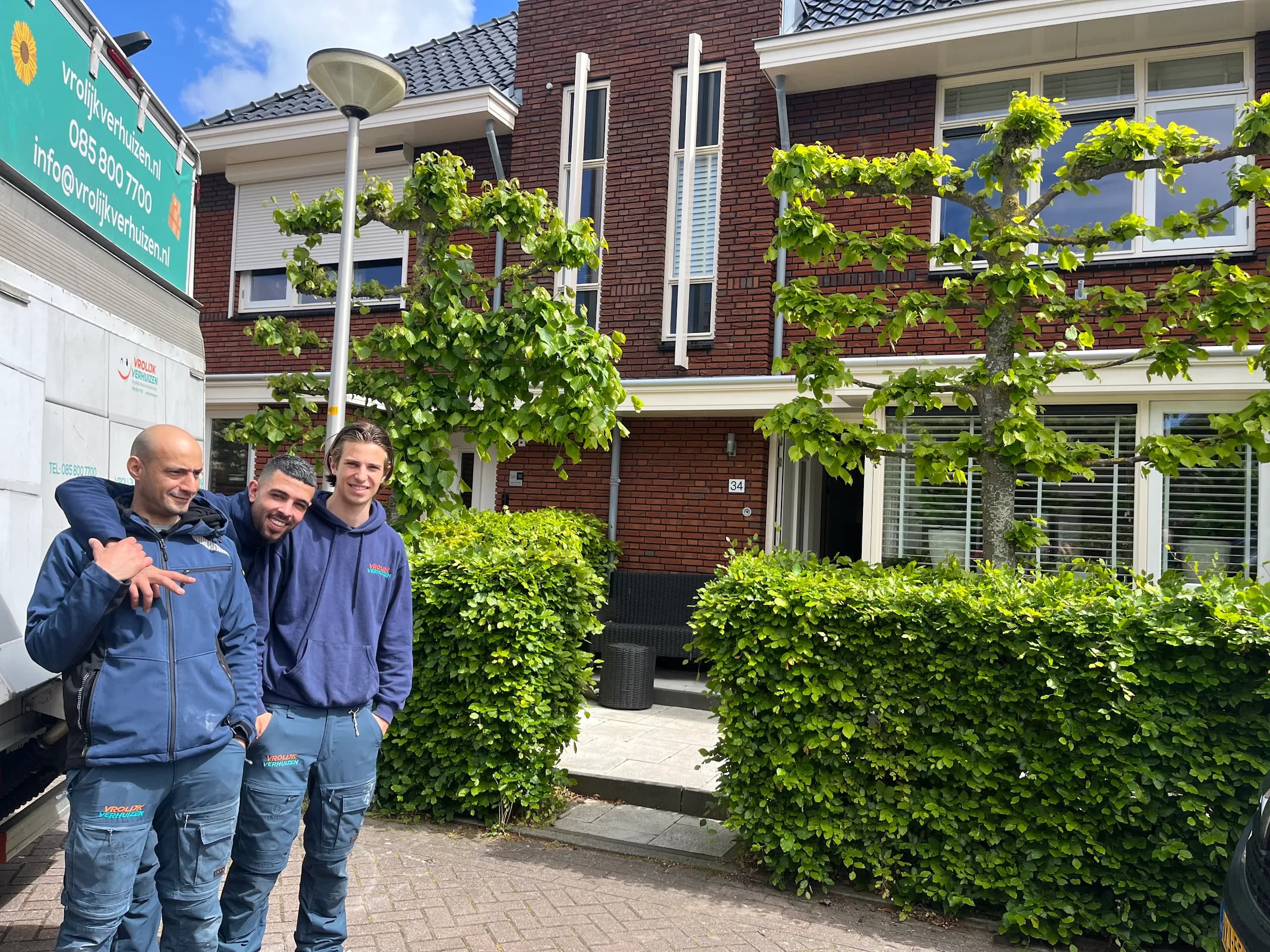 Drie Vrolijk Verhuizen crewleden voor een woning in Haarlem
