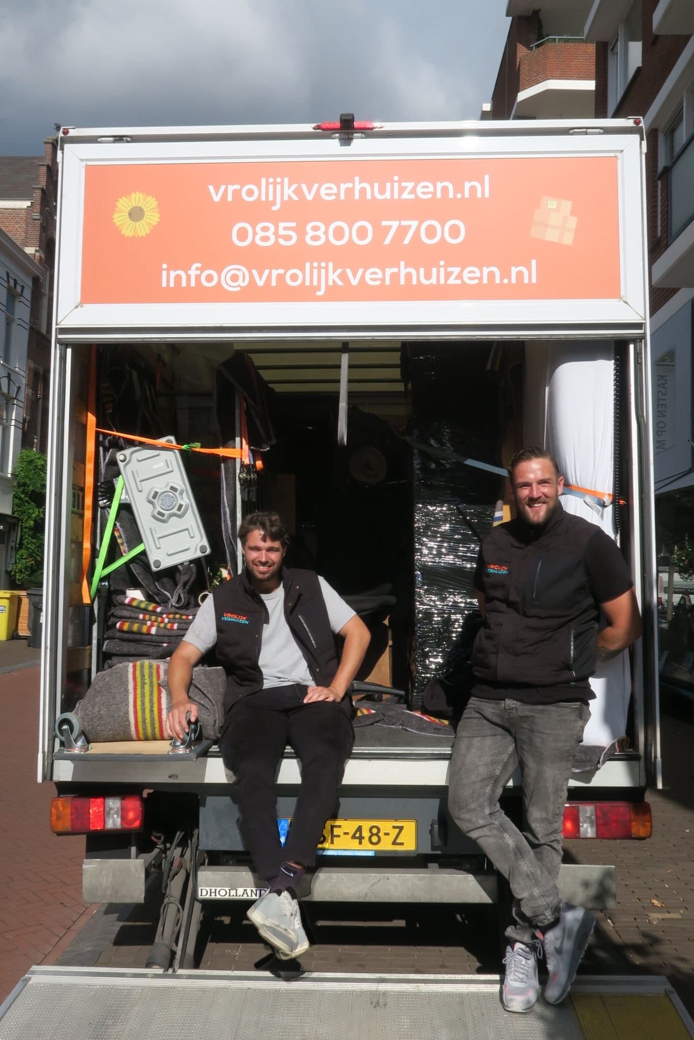 Vrolijk Verhuizen team ready to depart in the van