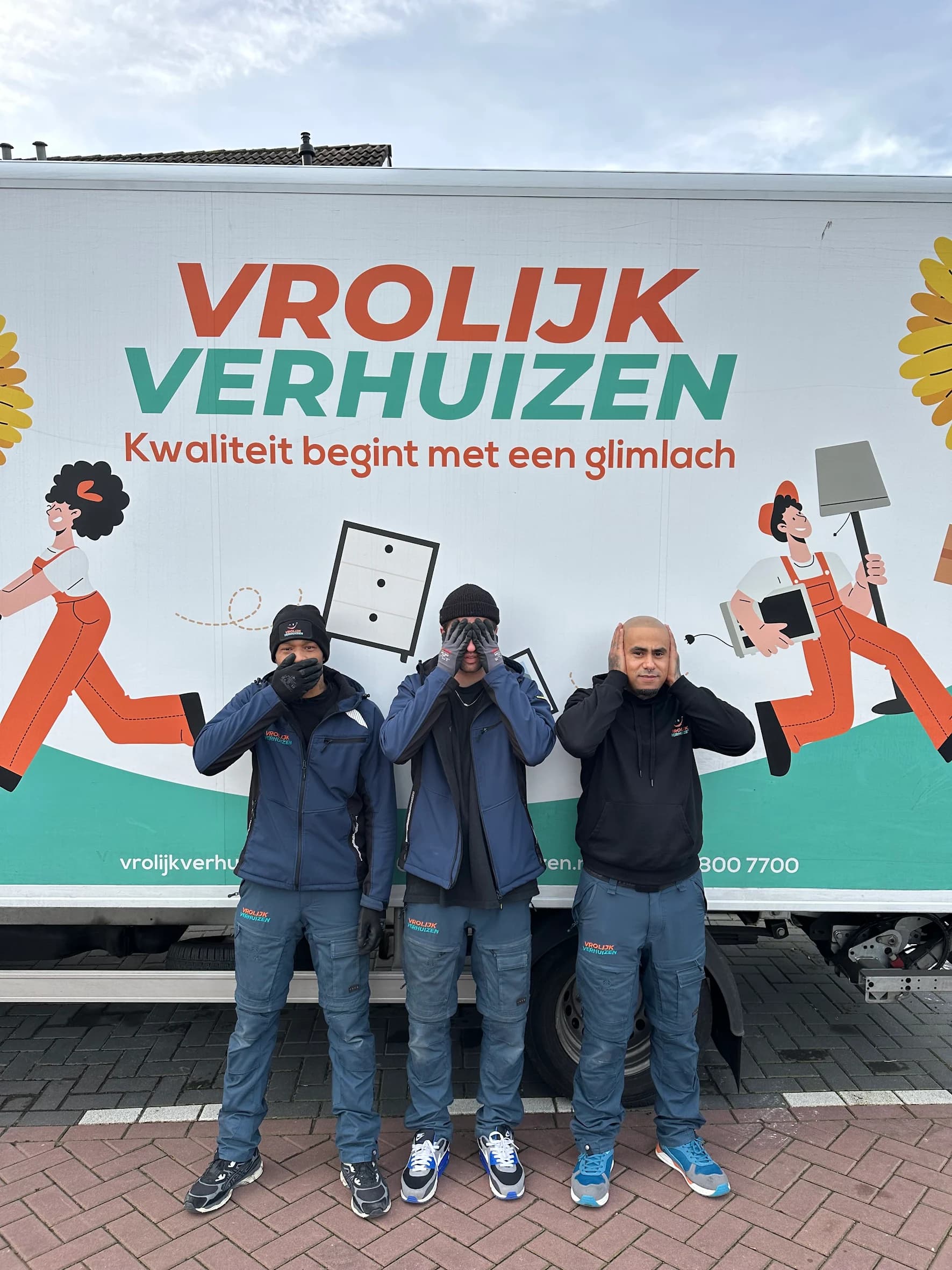 Three Vrolijk Verhuizen crew members in front of the company van