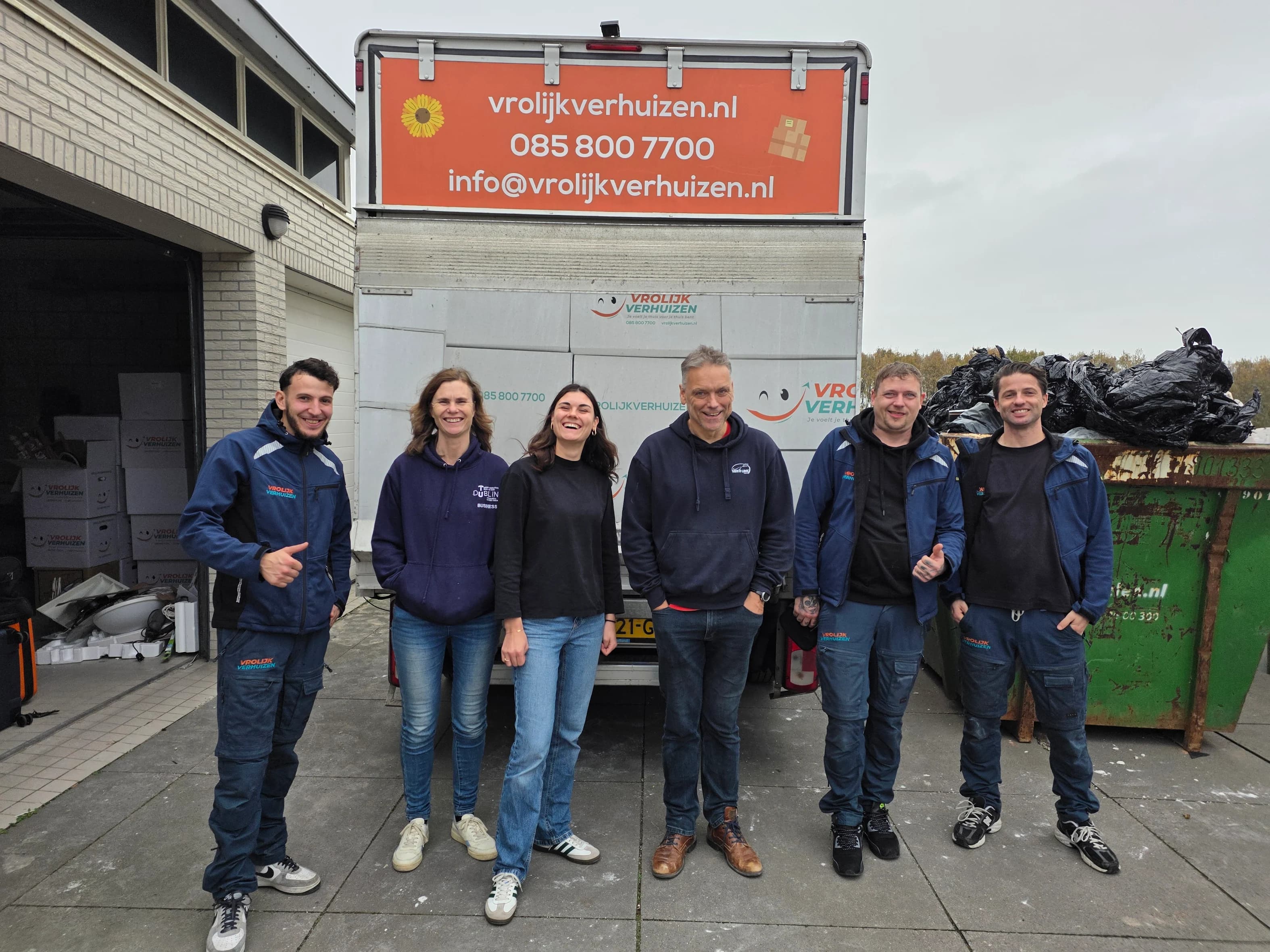 Vrolijk Verhuizen team rondt een verhuizing netjes af met de klant