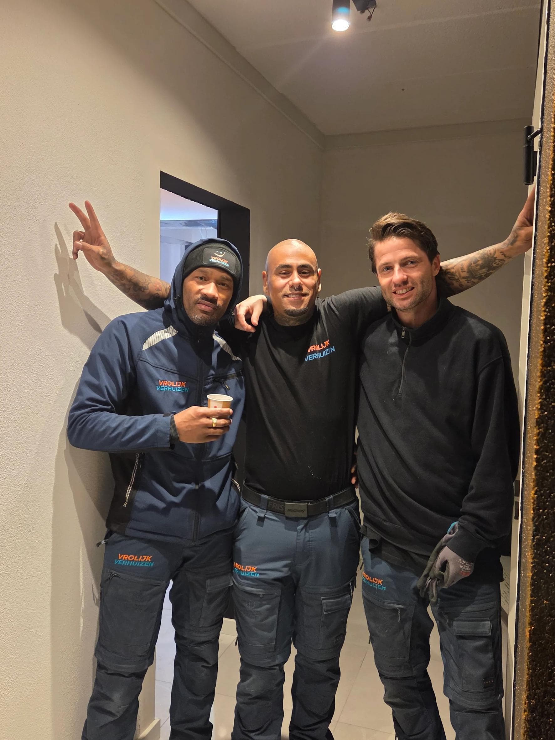 Drie Vrolijk Verhuizen crewleden in werkkleding klaar voor de klussen