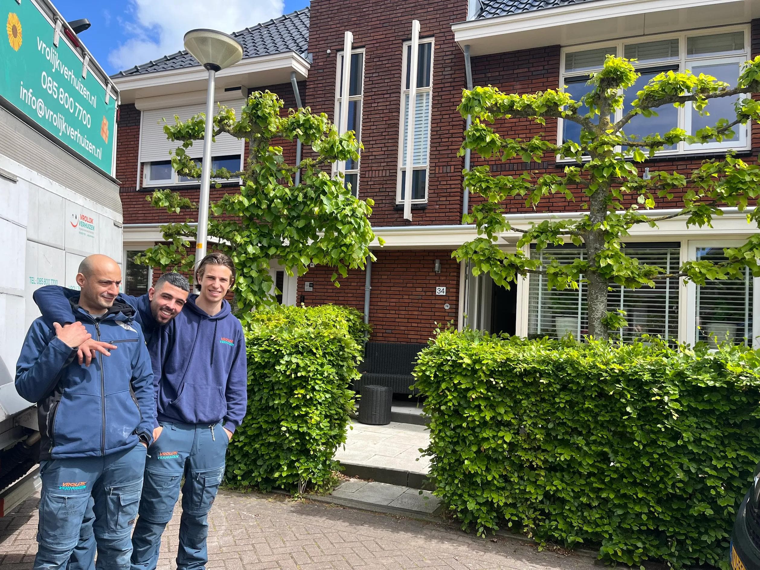 Drie Vrolijk Verhuizen crewleden voor een woning in Haarlem