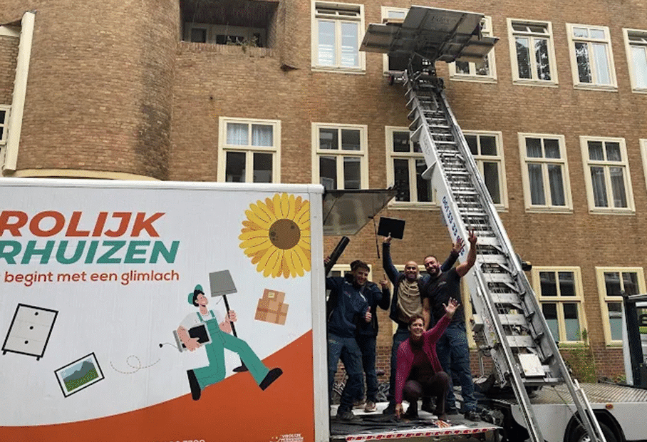 :Vrolijk Verhuizen verhuisteam met verhuislift tijdens verhuizing