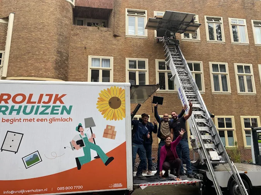 :Vrolijk Verhuizen verhuisteam met verhuislift tijdens verhuizing